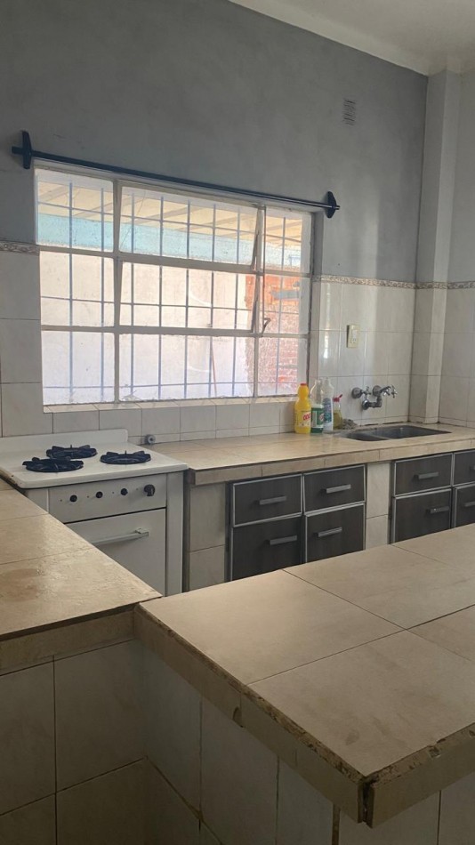 ALQUILER 24 MESES. CASA DE TRES AMBIENTES CON PATIO. NECOCHEA 6100