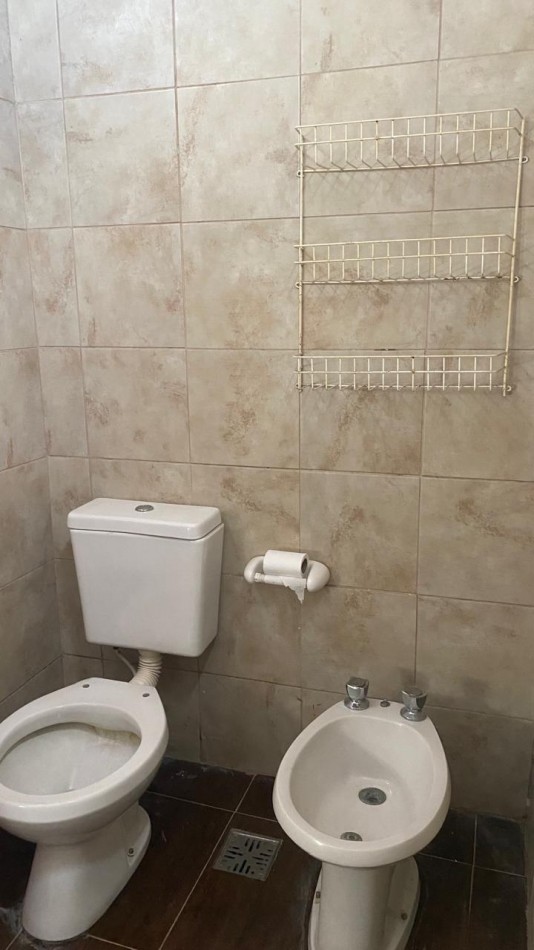 ALQUILER 24 MESES. CASA DE TRES AMBIENTES CON PATIO. NECOCHEA 6100