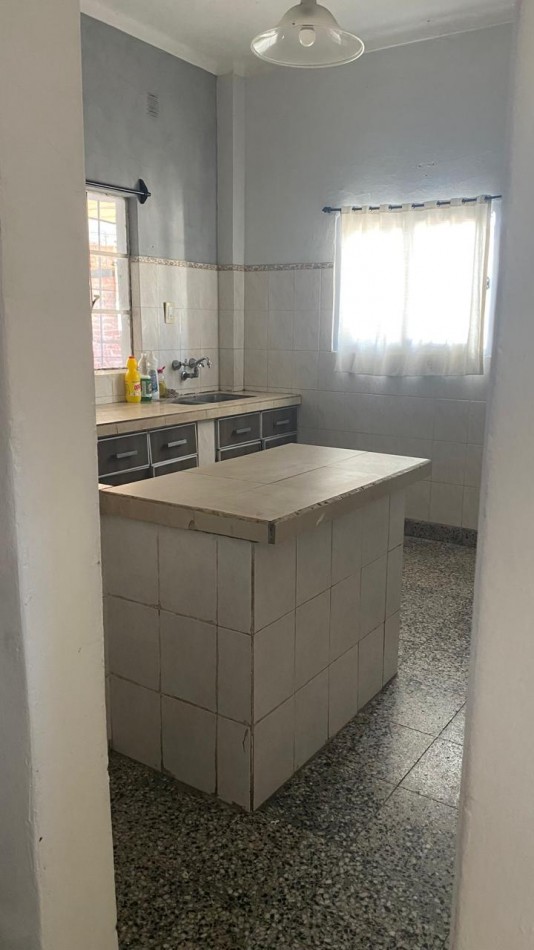 ALQUILER 24 MESES. CASA DE TRES AMBIENTES CON PATIO. NECOCHEA 6100