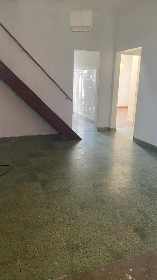 ALQUILER 24 MESES. CASA DE TRES AMBIENTES CON PATIO. NECOCHEA 6100