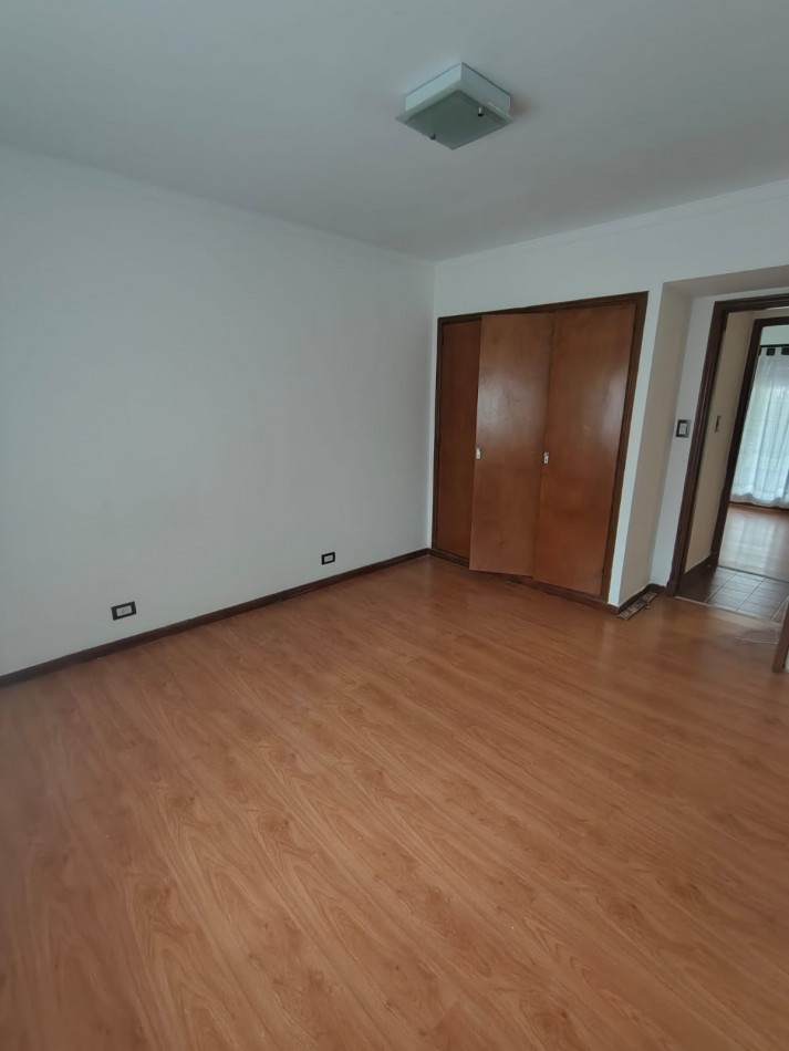 CHALET DE 4 AMBIENTES EN BARRIO CAISAMAR MAS LOTE LINDERO