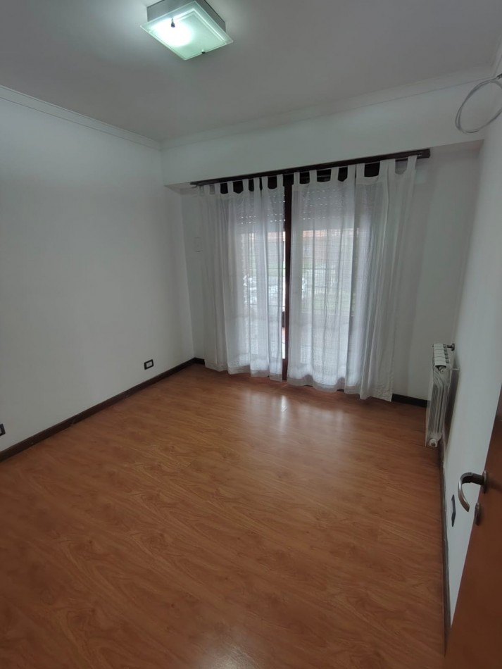 CHALET DE 4 AMBIENTES EN BARRIO CAISAMAR MAS LOTE LINDERO