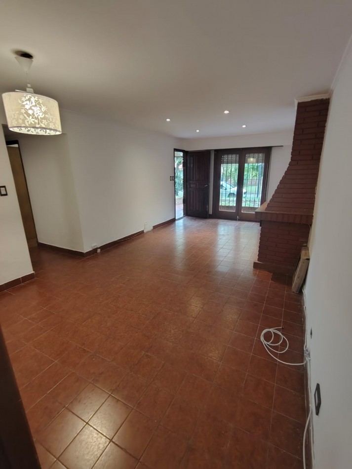 CHALET DE 4 AMBIENTES EN BARRIO CAISAMAR MAS LOTE LINDERO