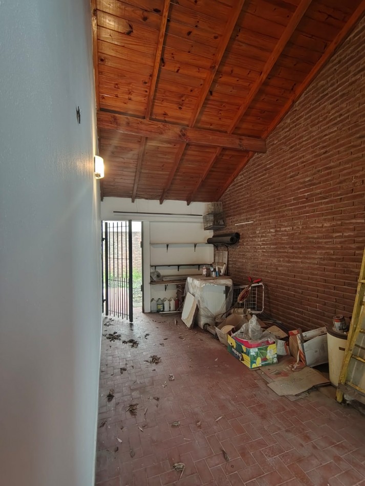 CHALET DE 4 AMBIENTES EN BARRIO CAISAMAR MAS LOTE LINDERO