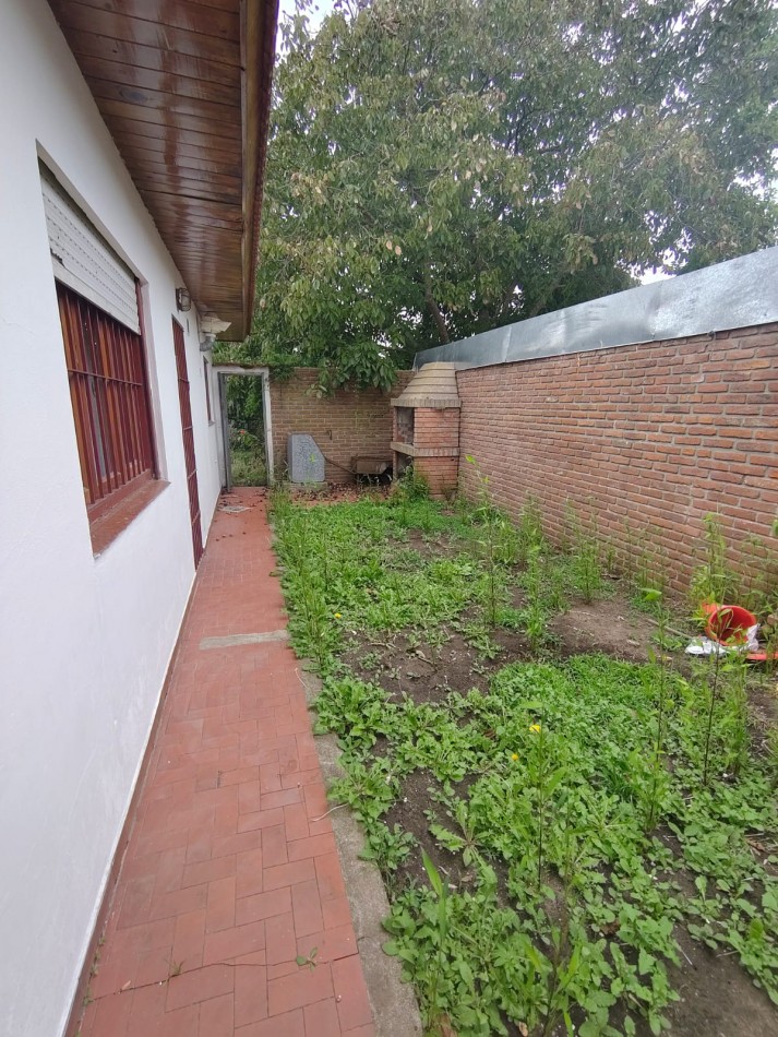 CHALET DE 4 AMBIENTES EN BARRIO CAISAMAR MAS LOTE LINDERO