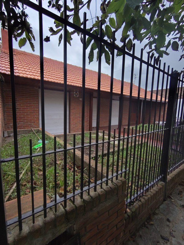 CHALET DE 4 AMBIENTES EN BARRIO CAISAMAR MAS LOTE LINDERO