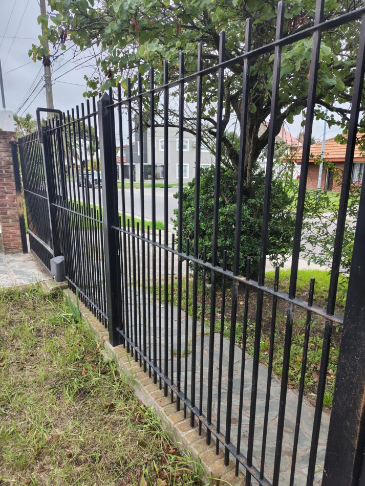 CHALET DE 4 AMBIENTES EN BARRIO CAISAMAR MAS LOTE LINDERO