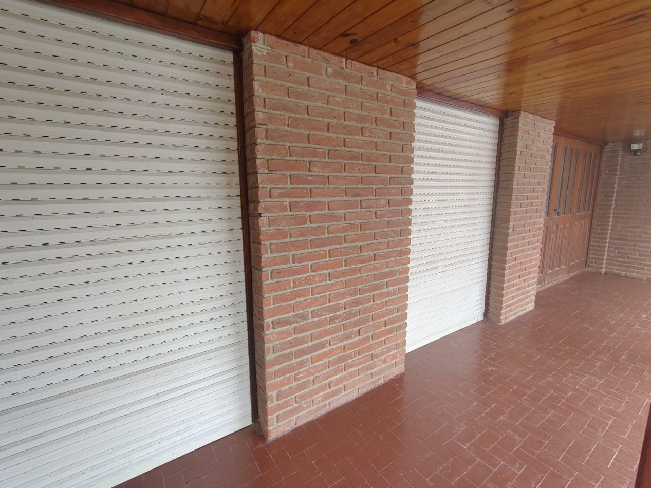 CHALET DE 4 AMBIENTES EN BARRIO CAISAMAR MAS LOTE LINDERO