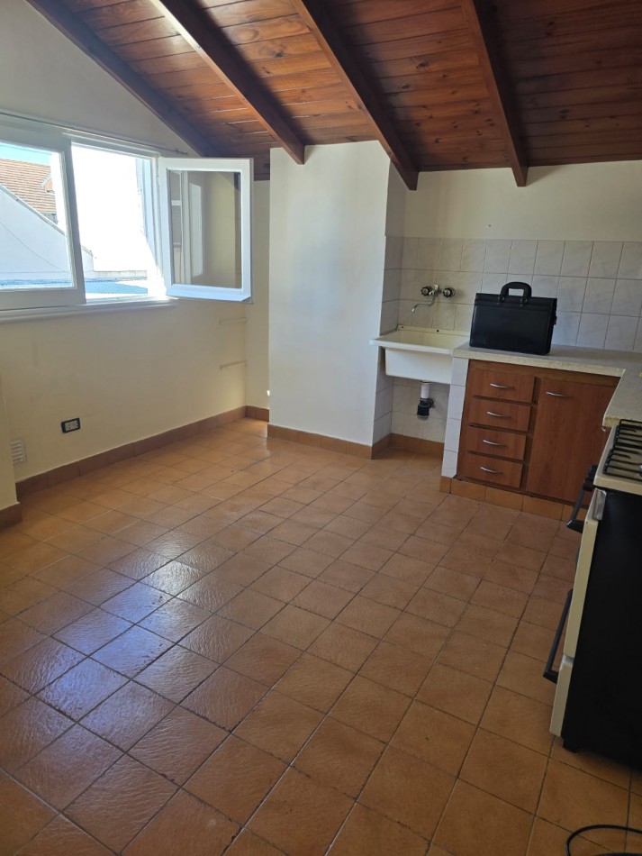 PH DE 2 AMBIENTES EN PRIMER PISO POR ESCALERA