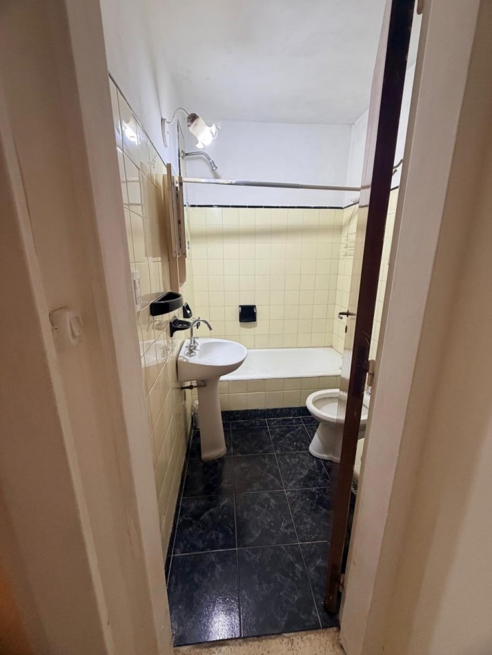 DEPARTAMENTO DE 2 AMBIENTES, INTERNO Y LUMINOSO EN ZONA PLAZA COLON