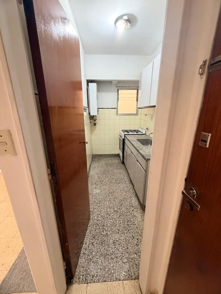 DEPARTAMENTO DE 2 AMBIENTES, INTERNO Y LUMINOSO EN ZONA PLAZA COLON