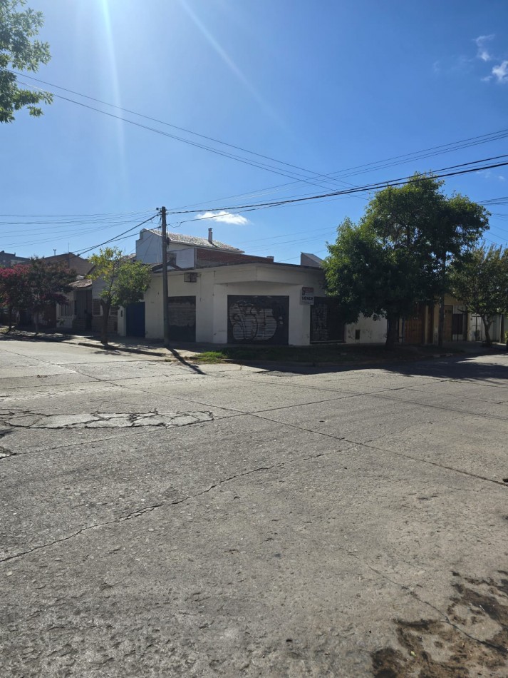 LOCAL EN ESQUINA EN 3 DE FEBRERO Y PERU