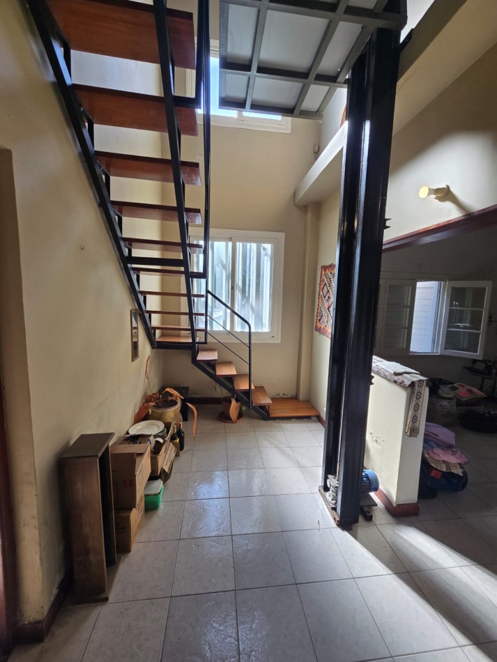 EXCELENTE CHALET DE 5 AMBIENTES EN VILLA PRIMERA