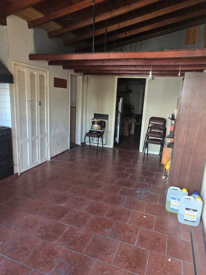 EXCELENTE CHALET DE 5 AMBIENTES EN VILLA PRIMERA