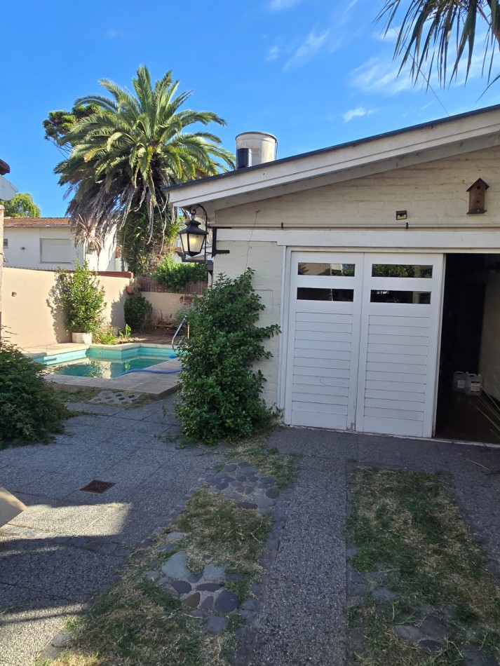 EXCELENTE CHALET DE 5 AMBIENTES EN VILLA PRIMERA