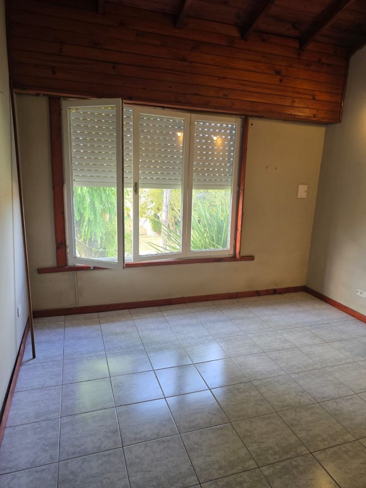 EXCELENTE CHALET DE 5 AMBIENTES EN VILLA PRIMERA