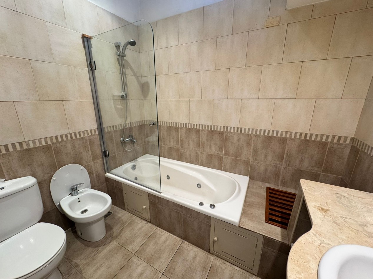 EXCELENTE CHALET DE 5 AMBIENTES EN VILLA PRIMERA