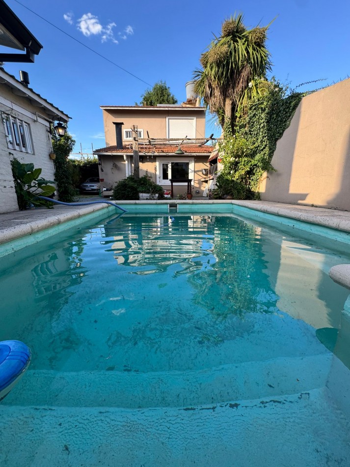 EXCELENTE CHALET DE 5 AMBIENTES EN VILLA PRIMERA