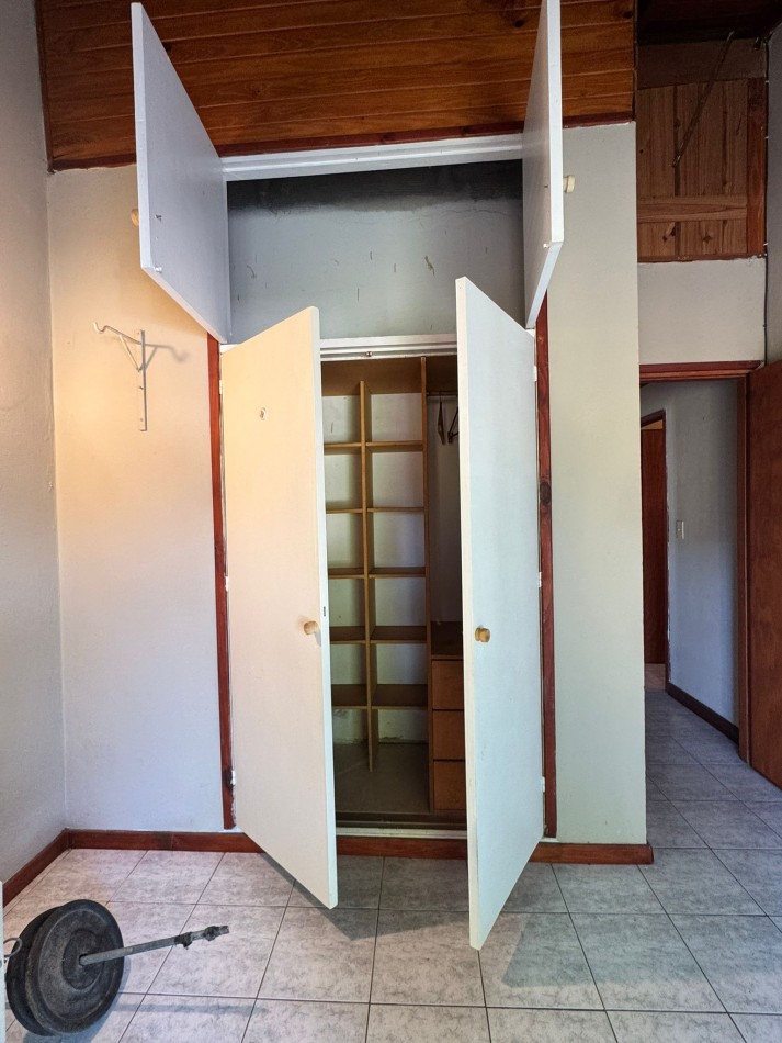 EXCELENTE CHALET DE 5 AMBIENTES EN VILLA PRIMERA