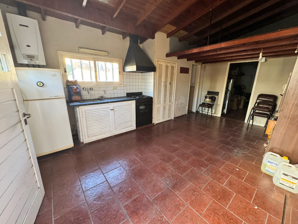 EXCELENTE CHALET DE 5 AMBIENTES EN VILLA PRIMERA