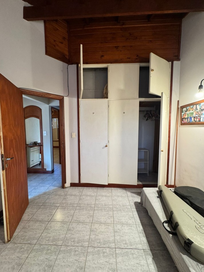 EXCELENTE CHALET DE 5 AMBIENTES EN VILLA PRIMERA