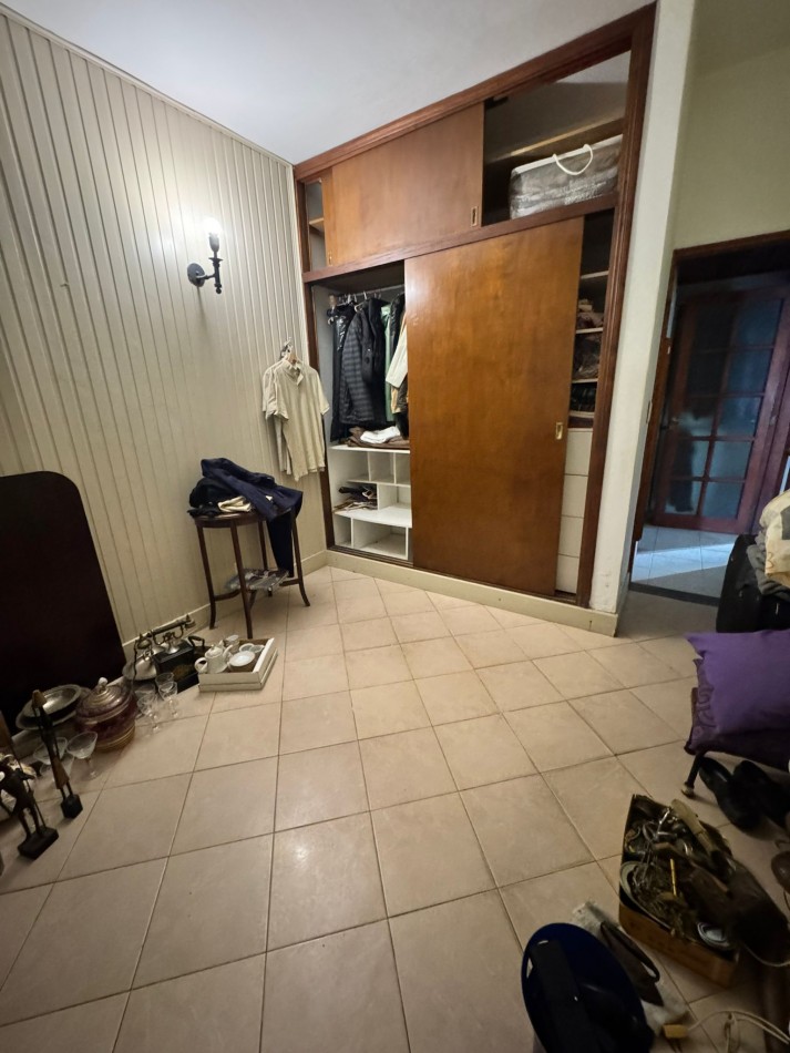 EXCELENTE CHALET DE 5 AMBIENTES EN VILLA PRIMERA