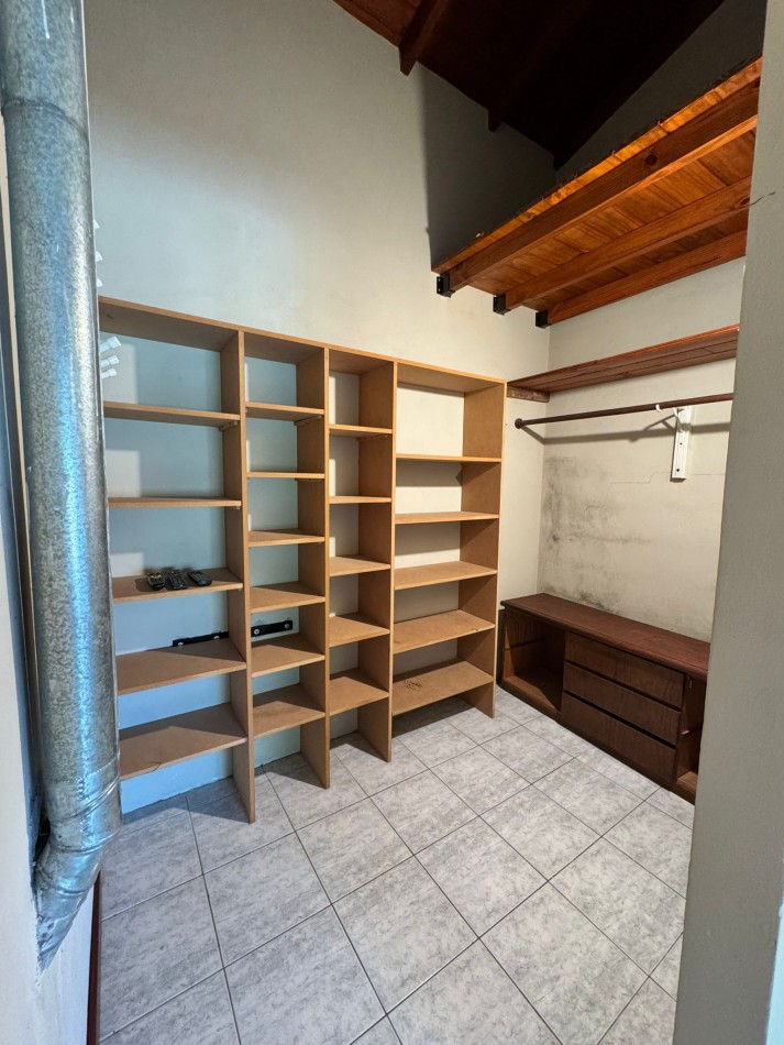 EXCELENTE CHALET DE 5 AMBIENTES EN VILLA PRIMERA