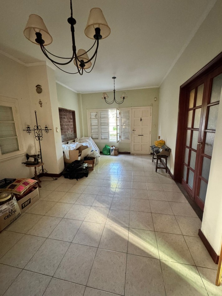 EXCELENTE CHALET DE 5 AMBIENTES EN VILLA PRIMERA