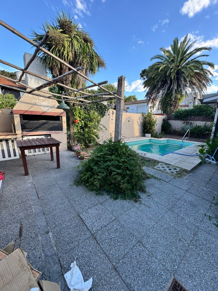 EXCELENTE CHALET DE 5 AMBIENTES EN VILLA PRIMERA