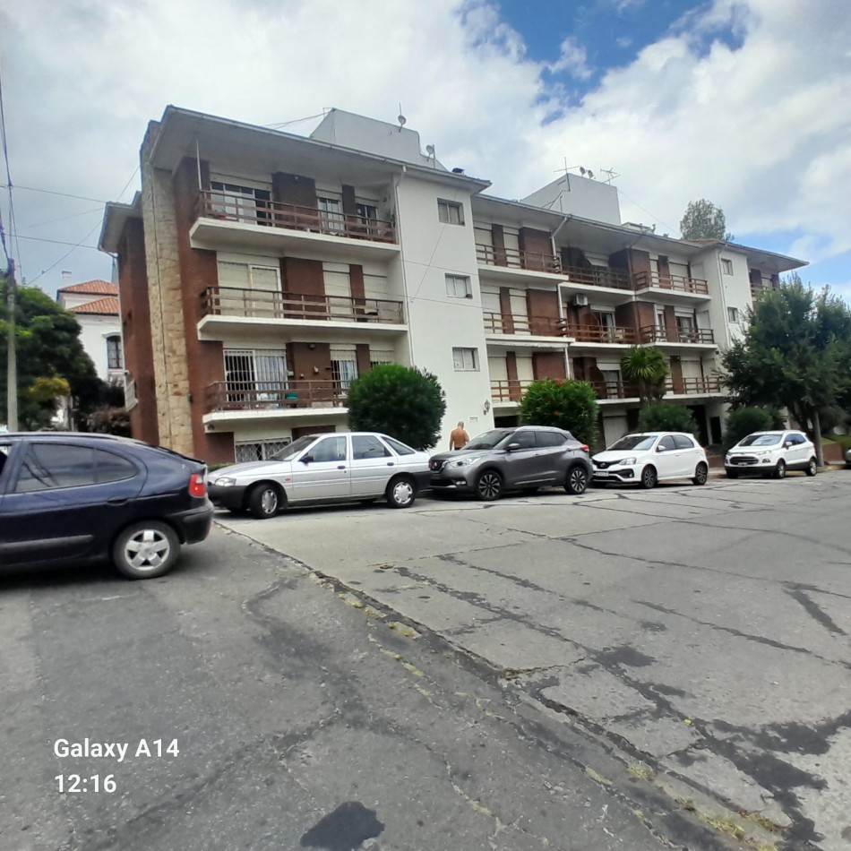 DEPARTAMENTO DE 5 AMBIENTES EN LA ZONA DE GUEMES