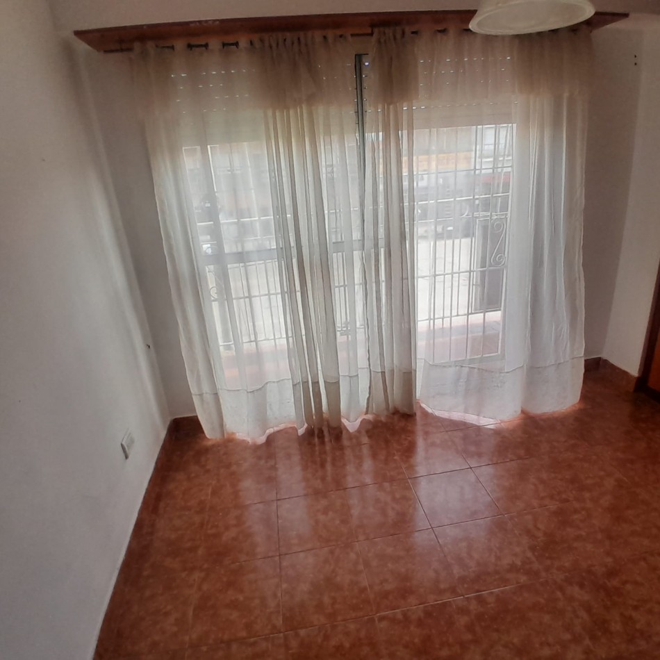 DEPARTAMENTO DOS AMBIENTES A LA CALLE. JARA AL 2100.
