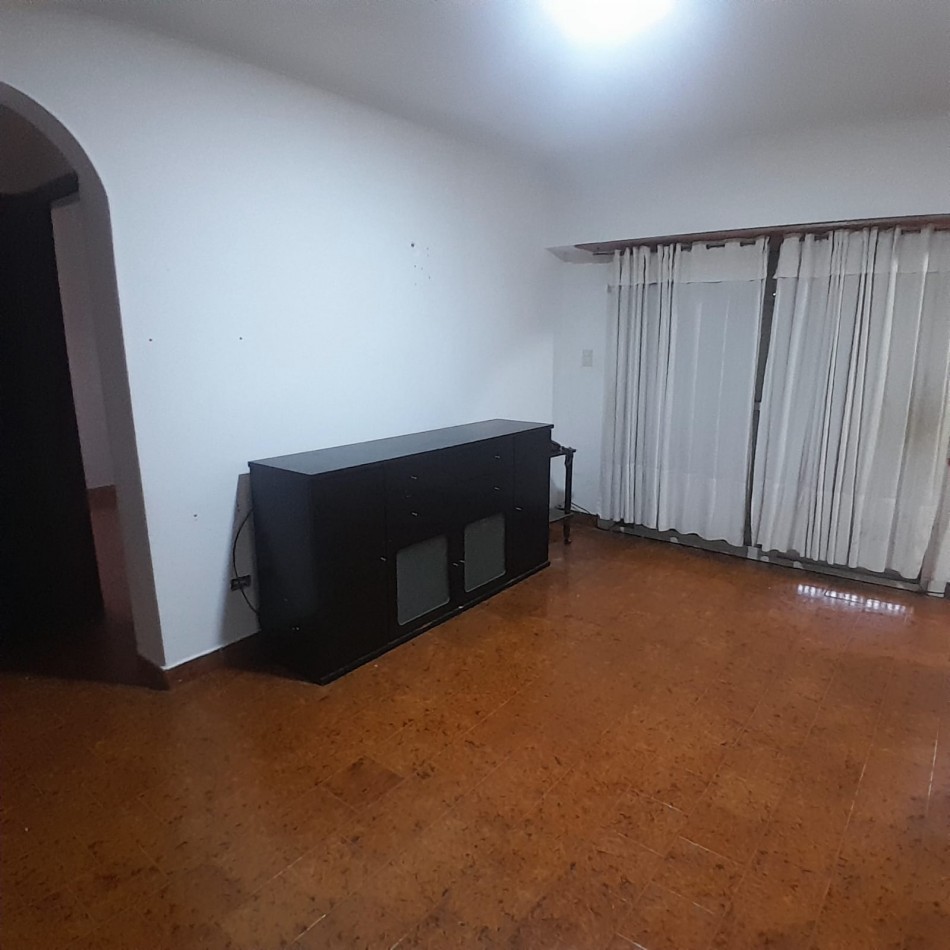 DEPARTAMENTO DOS AMBIENTES A LA CALLE. JARA AL 2100.