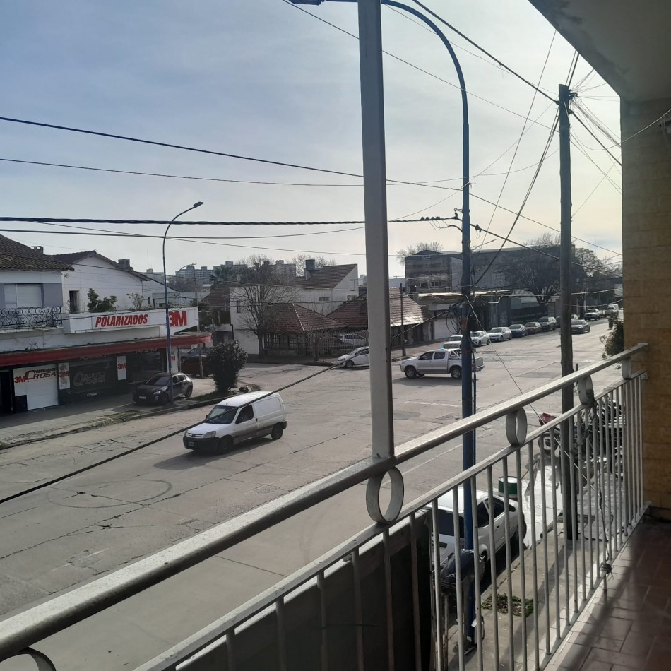 DEPARTAMENTO DOS AMBIENTES A LA CALLE. JARA AL 2100.