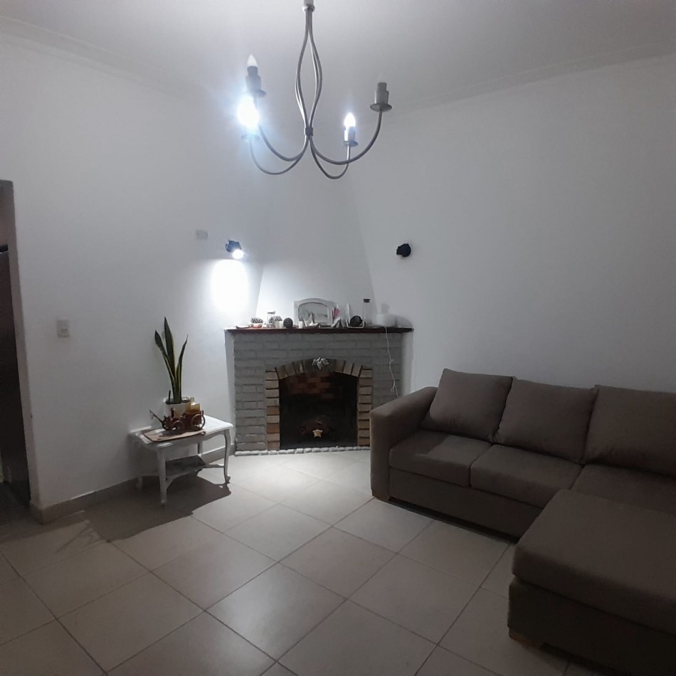 CASA DE 4 AMBIENTES EN BARRIO PINARES