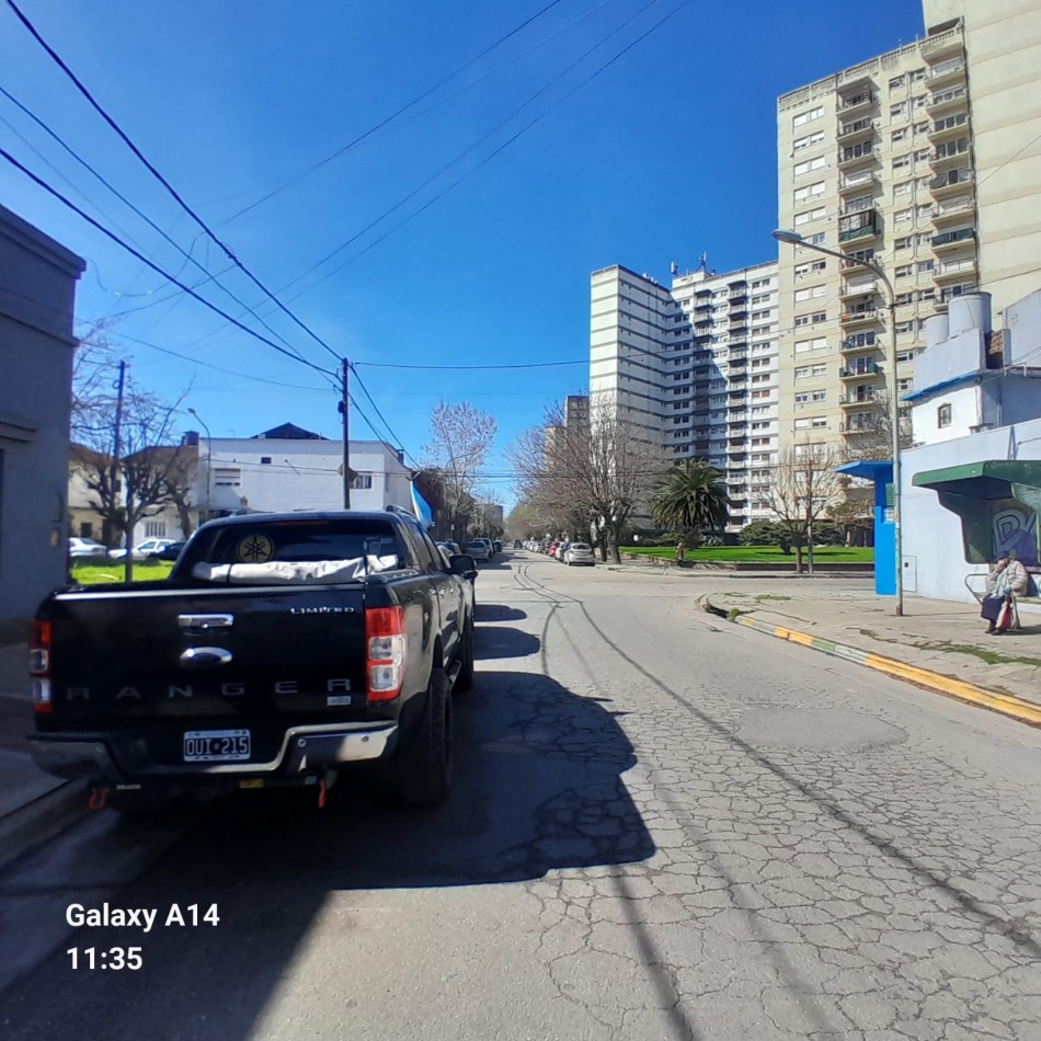 CASA RECICLADA DE 4 AMBIENTES EN BARRIO SARMIENTO