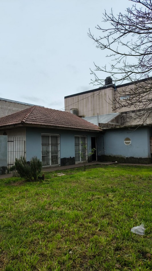 CASA EN BARRIO BOSQUE GRANDE, 3 AMBIENTES CON POSIBILIDAD DE MAS