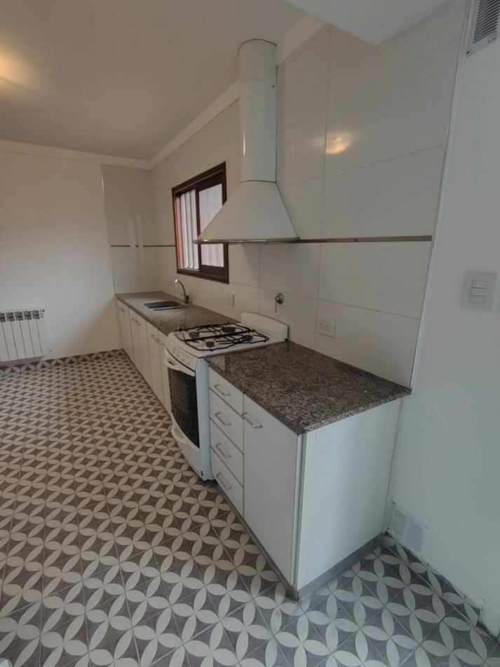 CHALET DE 4 AMBIENTES EN BARRIO CAISAMAR