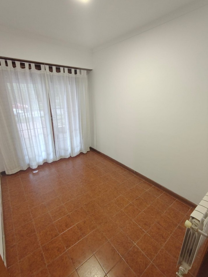 CHALET DE 4 AMBIENTES EN BARRIO CAISAMAR