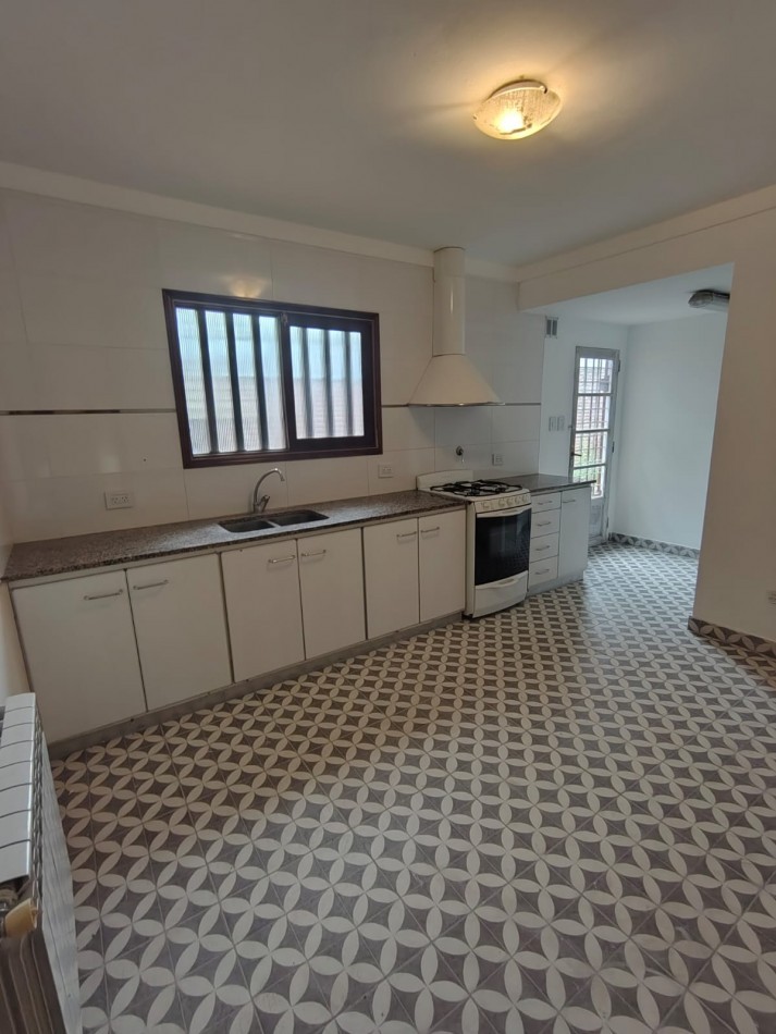 CHALET DE 4 AMBIENTES EN BARRIO CAISAMAR