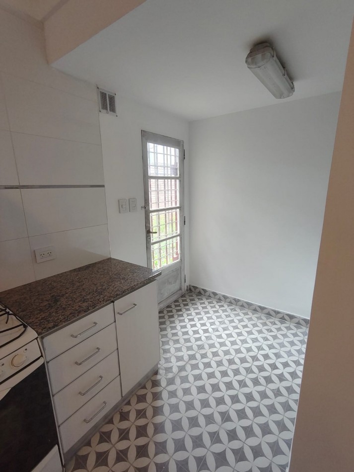 CHALET DE 4 AMBIENTES EN BARRIO CAISAMAR