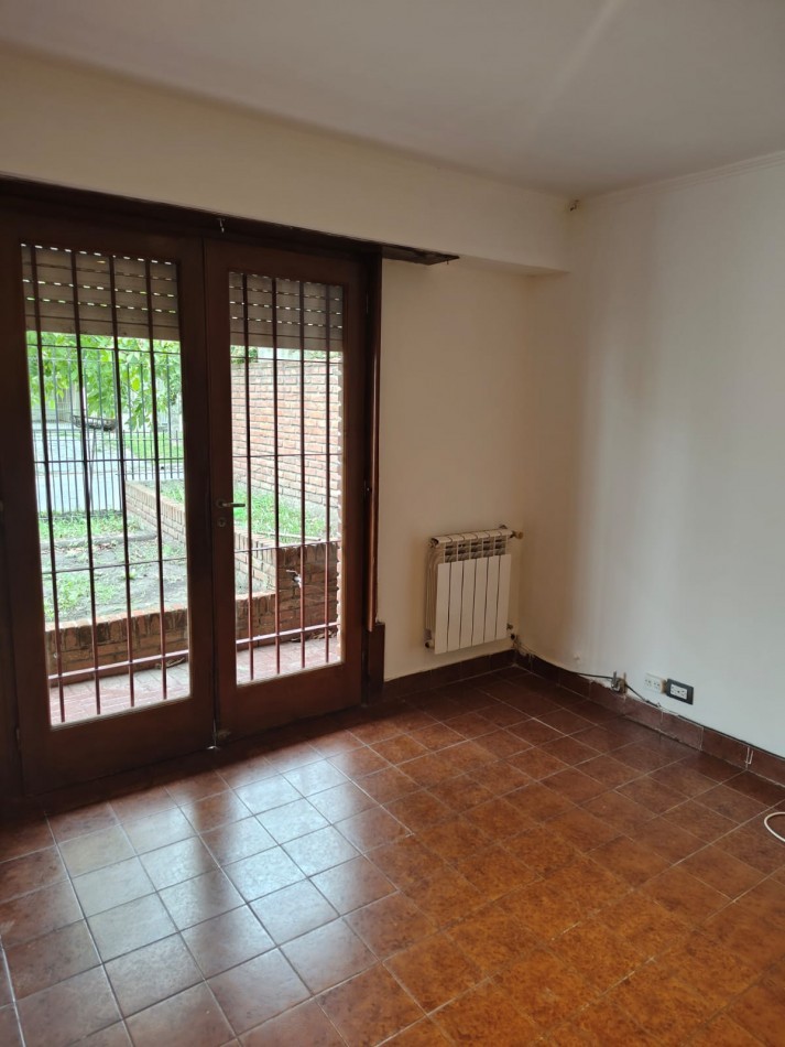 CHALET DE 4 AMBIENTES EN BARRIO CAISAMAR