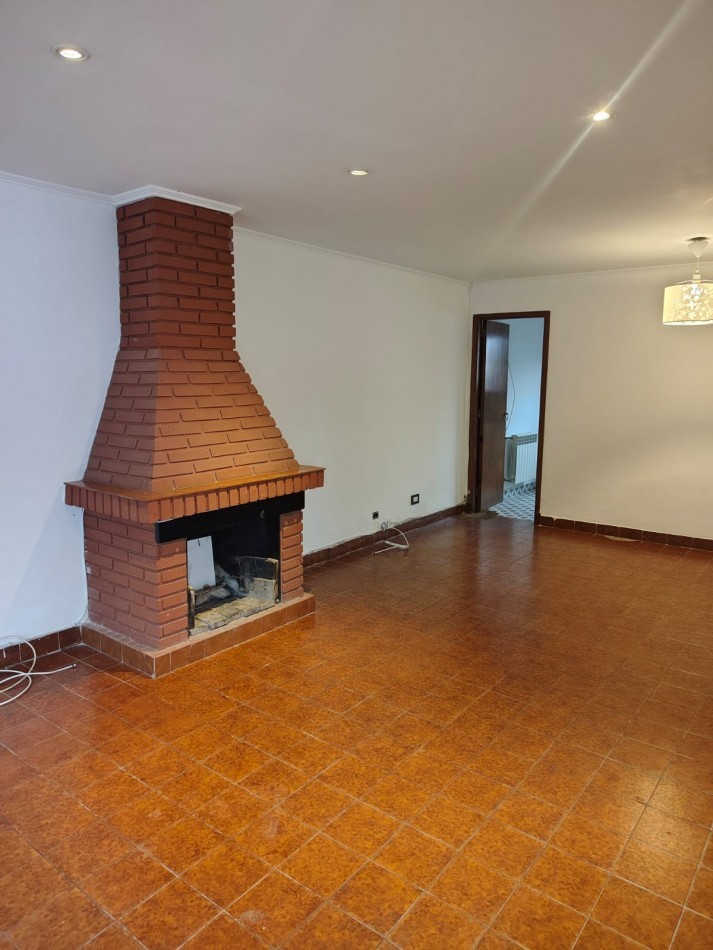 CHALET DE 4 AMBIENTES EN BARRIO CAISAMAR