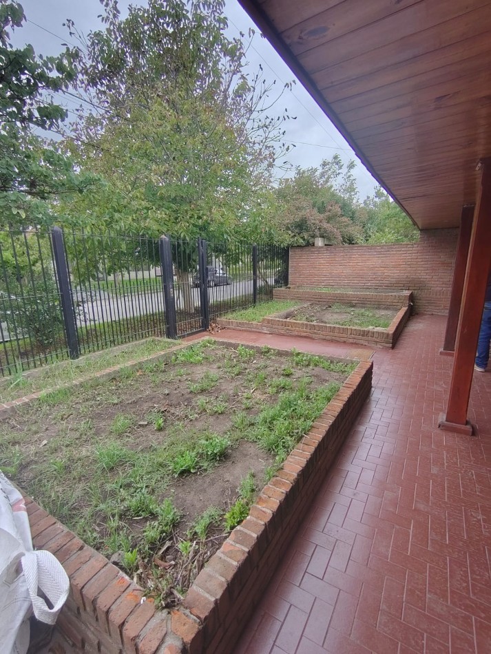 CHALET DE 4 AMBIENTES EN BARRIO CAISAMAR