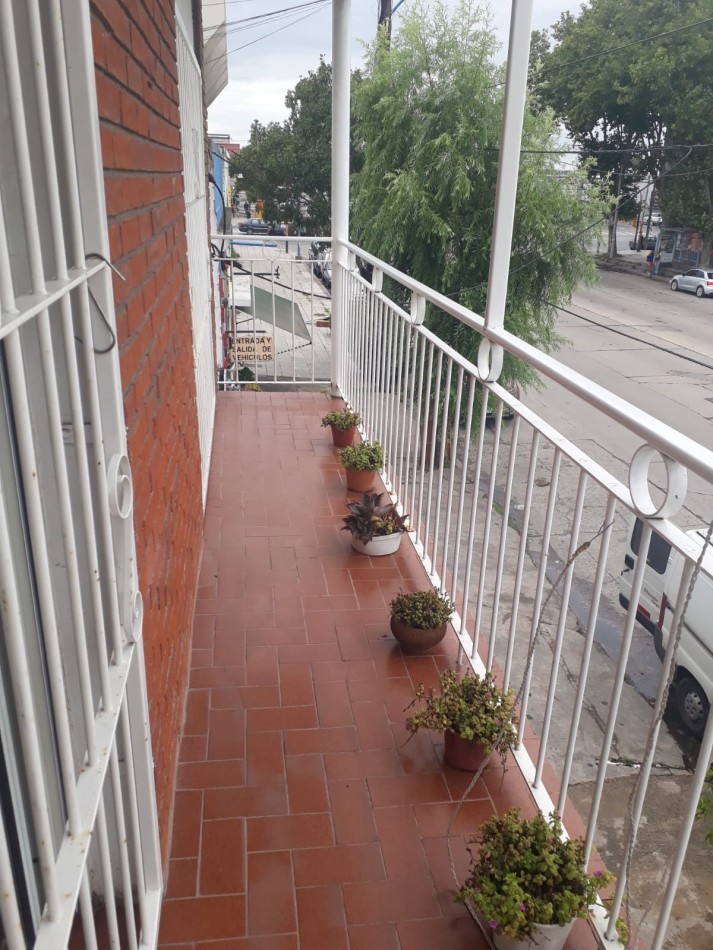 DEPARTAMENTO DOS AMBIENTES A LA CALLE. JARA AL 2100.