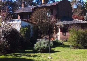 CHALET  AMBIENTES EN VENTA. BARRIO LAS DALIAS