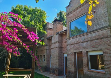 EXCELENTECHALET 5 AMBIENTES EN VENTA. BARRIO GROSELLAR