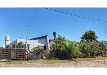 EN VENTA. CASA EN BARRIO ACANTILADOS. 3 DORMITORIOS. EXCELENTE ESTADO