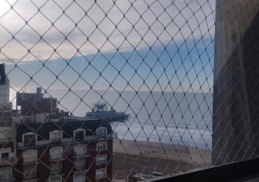 DEPARTAMENTO UN AMBIENTE CON COCHERA Y VISTA AL MAR. CENTRO